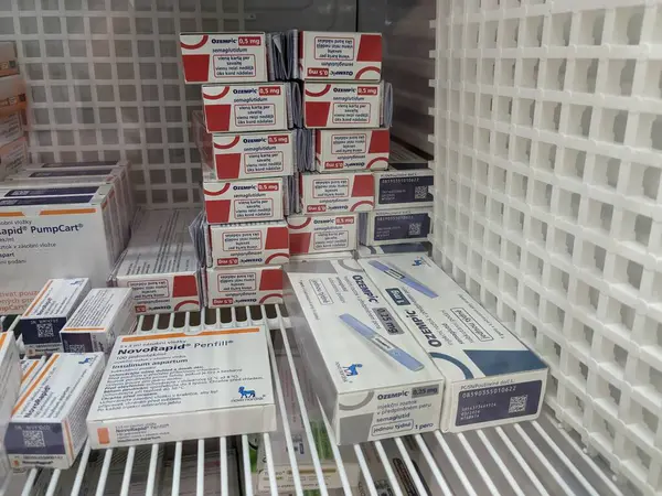 Prag, Çek Cumhuriyeti-4 Ocak 2024: Ozempic kutusu. Ozempik ilacın Çek versiyonu. AB 'de diyabet tedavisi. Bir paket semaglutid. Diyabet ilacı. Bazen kilo vermek için kullanılıyor. Danimarkalı Novo Nordisk yapımcısı.