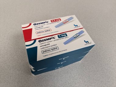Prag, Çek Cumhuriyeti-4 Ocak 2024: Ozempic kutusu. Ozempik ilacın Çek versiyonu. AB 'de diyabet tedavisi. Bir paket semaglutid. Diyabet ilacı. Bazen kilo vermek için kullanılıyor. Danimarkalı Novo Nordisk yapımcısı.