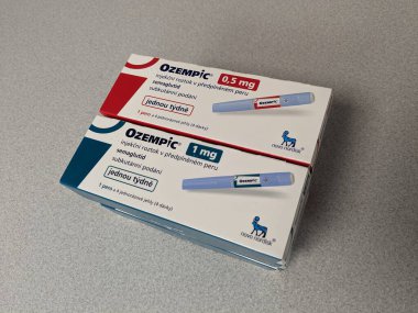 Prag, Çek Cumhuriyeti-4 Ocak 2024: Ozempic kutusu. Ozempik ilacın Çek versiyonu. AB 'de diyabet tedavisi. Bir paket semaglutid. Diyabet ilacı. Bazen kilo vermek için kullanılıyor. Danimarkalı Novo Nordisk yapımcısı.