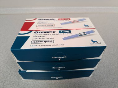 Prag, Çek Cumhuriyeti-4 Ocak 2024: Ozempic kutusu. Ozempik ilacın Çek versiyonu. AB 'de diyabet tedavisi. Bir paket semaglutid. Diyabet ilacı. Bazen kilo vermek için kullanılıyor. Danimarkalı Novo Nordisk yapımcısı.