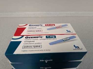 Prag, Çek Cumhuriyeti-4 Ocak 2024: Ozempic kutusu. Ozempik ilacın Çek versiyonu. AB 'de diyabet tedavisi. Bir paket semaglutid. Diyabet ilacı. Bazen kilo vermek için kullanılıyor. Danimarkalı Novo Nordisk yapımcısı.
