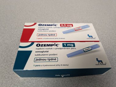 Prag, Çek Cumhuriyeti-4 Ocak 2024: Ozempic kutusu. Ozempik ilacın Çek versiyonu. AB 'de diyabet tedavisi. Bir paket semaglutid. Diyabet ilacı. Bazen kilo vermek için kullanılıyor. Danimarkalı Novo Nordisk yapımcısı.