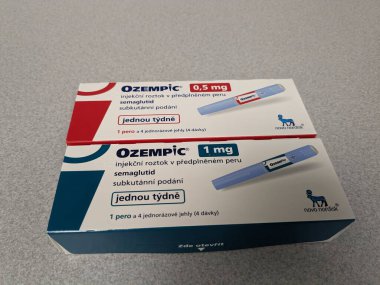 Prag, Çek Cumhuriyeti-4 Ocak 2024: Ozempic kutusu. Ozempik ilacın Çek versiyonu. AB 'de diyabet tedavisi. Bir paket semaglutid. Diyabet ilacı. Bazen kilo vermek için kullanılıyor. Danimarkalı Novo Nordisk yapımcısı.