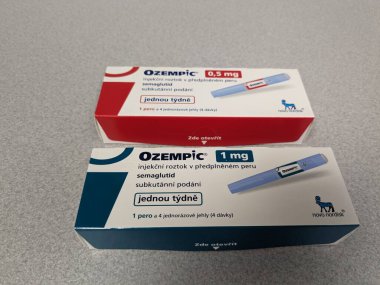 Prag, Çek Cumhuriyeti-4 Ocak 2024: Ozempic kutusu. Ozempik ilacın Çek versiyonu. AB 'de diyabet tedavisi. Bir paket semaglutid. Diyabet ilacı. Bazen kilo vermek için kullanılıyor. Danimarkalı Novo Nordisk yapımcısı.