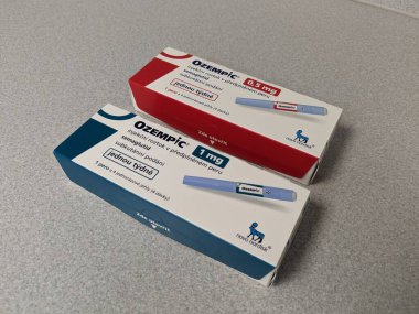 Prag, Çek Cumhuriyeti-4 Ocak 2024: Ozempic kutusu. Ozempik ilacın Çek versiyonu. AB 'de diyabet tedavisi. Bir paket semaglutid. Diyabet ilacı. Bazen kilo vermek için kullanılıyor. Danimarkalı Novo Nordisk yapımcısı.