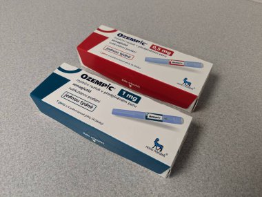 Prag, Çek Cumhuriyeti-4 Ocak 2024: Ozempic kutusu. Ozempik ilacın Çek versiyonu. AB 'de diyabet tedavisi. Bir paket semaglutid. Diyabet ilacı. Bazen kilo vermek için kullanılıyor. Danimarkalı Novo Nordisk yapımcısı.
