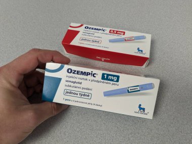 Prag, Çek Cumhuriyeti-4 Ocak 2024: Ozempic kutusu. Ozempik ilacın Çek versiyonu. AB 'de diyabet tedavisi. Bir paket semaglutid. Diyabet ilacı. Bazen kilo vermek için kullanılıyor. Danimarkalı Novo Nordisk yapımcısı.