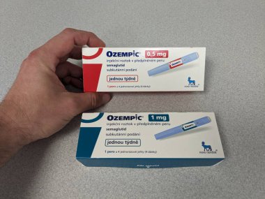 Prag, Çek Cumhuriyeti-4 Ocak 2024: Ozempic kutusu. Ozempik ilacın Çek versiyonu. AB 'de diyabet tedavisi. Bir paket semaglutid. Diyabet ilacı. Bazen kilo vermek için kullanılıyor. Danimarkalı Novo Nordisk yapımcısı.