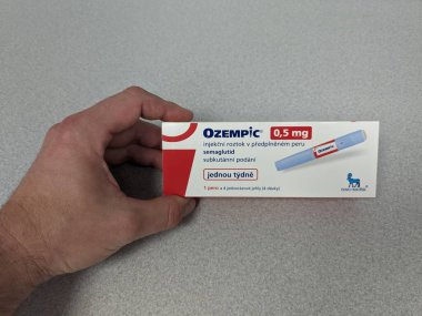 Prag, Çek Cumhuriyeti-4 Ocak 2024: Ozempic kutusu. Ozempik ilacın Çek versiyonu. AB 'de diyabet tedavisi. Bir paket semaglutid. Diyabet ilacı. Bazen kilo vermek için kullanılıyor. Danimarkalı Novo Nordisk yapımcısı.