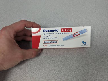 Prag, Çek Cumhuriyeti-4 Ocak 2024: Ozempic kutusu. Ozempik ilacın Çek versiyonu. AB 'de diyabet tedavisi. Bir paket semaglutid. Diyabet ilacı. Bazen kilo vermek için kullanılıyor. Danimarkalı Novo Nordisk yapımcısı.