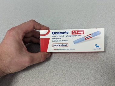 Prag, Çek Cumhuriyeti-4 Ocak 2024: Ozempic kutusu. Ozempik ilacın Çek versiyonu. AB 'de diyabet tedavisi. Bir paket semaglutid. Diyabet ilacı. Bazen kilo vermek için kullanılıyor. Danimarkalı Novo Nordisk yapımcısı.