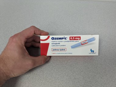 Prag, Çek Cumhuriyeti-4 Ocak 2024: Ozempic kutusu. Ozempik ilacın Çek versiyonu. AB 'de diyabet tedavisi. Bir paket semaglutid. Diyabet ilacı. Bazen kilo vermek için kullanılıyor. Danimarkalı Novo Nordisk yapımcısı.