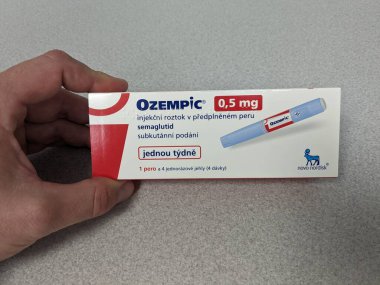 Prag, Çek Cumhuriyeti-4 Ocak 2024: Ozempic kutusu. Bir kutu ozempik ilaç. Çek Cumhuriyeti 'nde diyabet tedavisi. Bir paket semaglutid. Diyabet ilacı. Bazen kilo vermek için kullanılıyor.