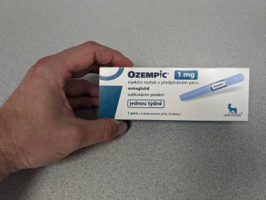 Prag, Çek Cumhuriyeti-4 Ocak 2024: Ozempic kutusu. Bir kutu ozempik ilaç. Çek Cumhuriyeti 'nde diyabet tedavisi. Bir paket semaglutid. Diyabet ilacı. Bazen kilo vermek için kullanılıyor.