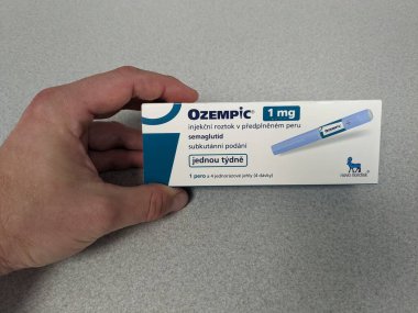 Prag, Çek Cumhuriyeti-4 Ocak 2024: Ozempic kutusu. Bir kutu ozempik ilaç. Çek Cumhuriyeti 'nde diyabet tedavisi. Bir paket semaglutid. Diyabet ilacı. Bazen kilo vermek için kullanılıyor.
