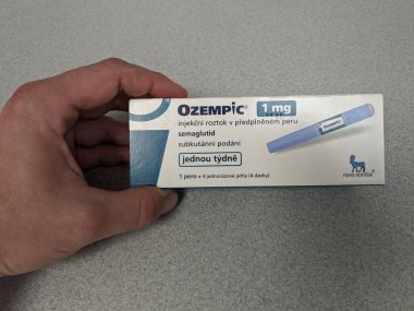 Prag, Çek Cumhuriyeti-4 Ocak 2024: Ozempic kutusu. Bir kutu ozempik ilaç. Çek Cumhuriyeti 'nde diyabet tedavisi. Bir paket semaglutid. Diyabet ilacı. Bazen kilo vermek için kullanılıyor.