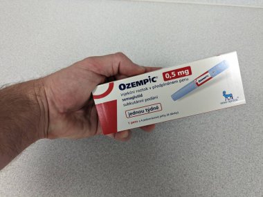 Prag, Çek Cumhuriyeti-4 Ocak 2024: Ozempic kutusu. Bir kutu ozempik ilaç. Çek Cumhuriyeti 'nde diyabet tedavisi. Bir paket semaglutid. Diyabet ilacı. Bazen kilo vermek için kullanılıyor.
