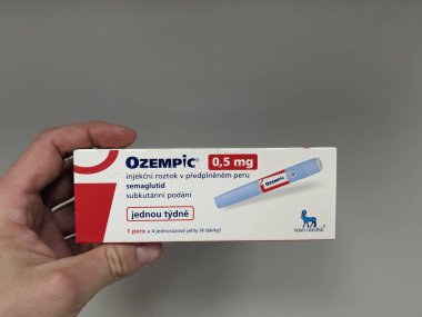 Prag, Çek Cumhuriyeti-4 Ocak 2024: Ozempic kutusu. Bir kutu ozempik ilaç. Çek Cumhuriyeti 'nde diyabet tedavisi. Bir paket semaglutid. Diyabet ilacı. Bazen kilo vermek için kullanılıyor.