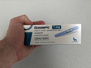 Prag, Çek Cumhuriyeti-4 Ocak 2024: Ozempic kutusu. Bir kutu ozempik ilaç. Çek Cumhuriyeti 'nde diyabet tedavisi. Bir paket semaglutid. Diyabet ilacı. Bazen kilo vermek için kullanılıyor.