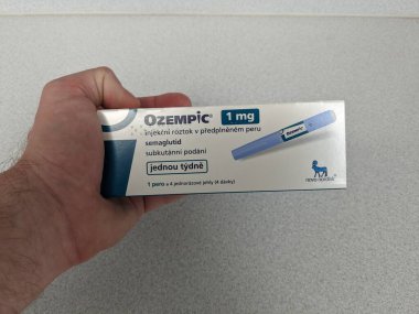 Prag, Çek Cumhuriyeti-4 Ocak 2024: Ozempic kutusu. Bir kutu ozempik ilaç. Çek Cumhuriyeti 'nde diyabet tedavisi. Bir paket semaglutid. Diyabet ilacı. Bazen kilo vermek için kullanılıyor.