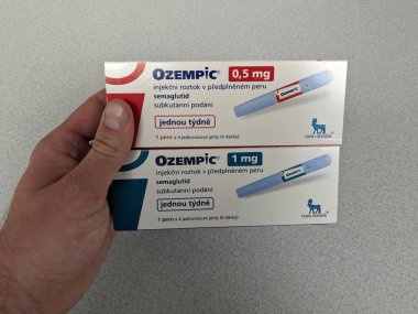 Prag, Çek Cumhuriyeti-4 Ocak 2024: Ozempic kutusu. Bir kutu ozempik ilaç. Çek Cumhuriyeti 'nde diyabet tedavisi. Bir paket semaglutid. Diyabet ilacı. Bazen kilo vermek için kullanılıyor.