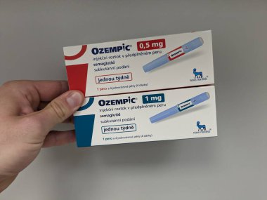 Prag, Çek Cumhuriyeti-4 Ocak 2024: Ozempic kutusu. Bir kutu ozempik ilaç. Çek Cumhuriyeti 'nde diyabet tedavisi. Bir paket semaglutid. Diyabet ilacı. Bazen kilo vermek için kullanılıyor.