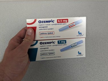 Prag, Çek Cumhuriyeti-4 Ocak 2024: Ozempic kutusu. Bir kutu ozempik ilaç. Çek Cumhuriyeti 'nde diyabet tedavisi. Bir paket semaglutid. Diyabet ilacı. Bazen kilo vermek için kullanılıyor.
