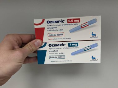 Prag, Çek Cumhuriyeti-4 Ocak 2024: Ozempic kutusu. Bir kutu ozempik ilaç. Çek Cumhuriyeti 'nde diyabet tedavisi. Bir paket semaglutid. Diyabet ilacı. Bazen kilo vermek için kullanılıyor.