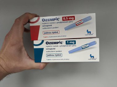 Prag, Çek Cumhuriyeti-4 Ocak 2024: Ozempic kutusu. Bir kutu ozempik ilaç. Çek Cumhuriyeti 'nde diyabet tedavisi. Bir paket semaglutid. Diyabet ilacı. Bazen kilo vermek için kullanılıyor.