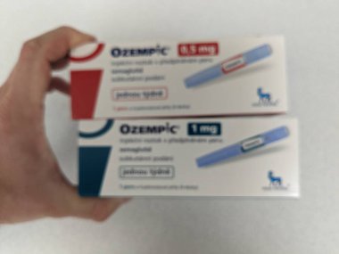Prag, Çek Cumhuriyeti-4 Ocak 2024: Ozempic kutusu. Bir kutu ozempik ilaç. Çek Cumhuriyeti 'nde diyabet tedavisi. Bir paket semaglutid. Diyabet ilacı. Bazen kilo vermek için kullanılıyor.