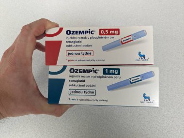 Prag, Çek Cumhuriyeti-4 Ocak 2024: Ozempic kutusu. Bir kutu ozempik ilaç. Çek Cumhuriyeti 'nde diyabet tedavisi. Bir paket semaglutid. Diyabet ilacı. Bazen kilo vermek için kullanılıyor.