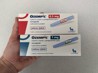 Prag, Çek Cumhuriyeti-4 Ocak 2024: Ozempic kutusu. Bir kutu ozempik ilaç. Çek Cumhuriyeti 'nde diyabet tedavisi. Bir paket semaglutid. Diyabet ilacı. Bazen kilo vermek için kullanılıyor.