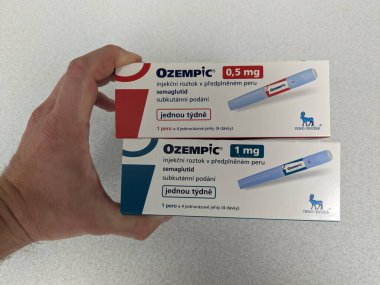 Prag, Çek Cumhuriyeti-4 Ocak 2024: Ozempic kutusu. Bir kutu ozempik ilaç. Çek Cumhuriyeti 'nde diyabet tedavisi. Bir paket semaglutid. Diyabet ilacı. Bazen kilo vermek için kullanılıyor.