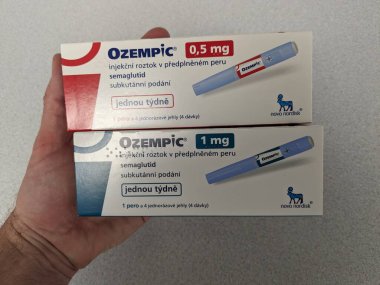 Prag, Çek Cumhuriyeti-4 Ocak 2024: Ozempic kutusu. Bir kutu ozempik ilaç. Çek Cumhuriyeti 'nde diyabet tedavisi. Bir paket semaglutid. Diyabet ilacı. Bazen kilo vermek için kullanılıyor.