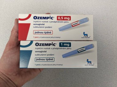 Prag, Çek Cumhuriyeti-4 Ocak 2024: Ozempic kutusu. Bir kutu ozempik ilaç. Çek Cumhuriyeti 'nde diyabet tedavisi. Bir paket semaglutid. Diyabet ilacı. Bazen kilo vermek için kullanılıyor.