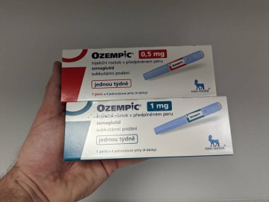 Prag, Çek Cumhuriyeti-4 Ocak 2024: Ozempic kutusu. Bir kutu ozempik ilaç. Çek Cumhuriyeti 'nde diyabet tedavisi. Bir paket semaglutid. Diyabet ilacı. Bazen kilo vermek için kullanılıyor.