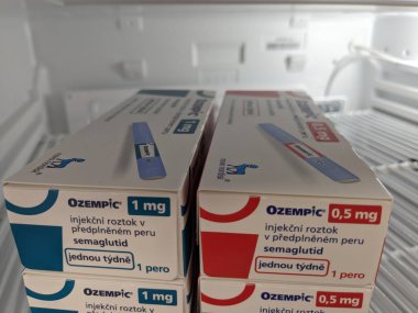 Prag, Çek Cumhuriyeti-4 Ocak 2024: Ozempic kutusu. Bir kutu ozempik ilaç. Çek Cumhuriyeti 'nde diyabet tedavisi. Bir paket semaglutid. Diyabet ilacı. Bazen kilo vermek için kullanılıyor.
