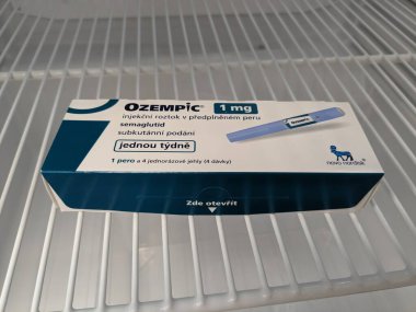 Prag, Çek Cumhuriyeti-4 Ocak 2024: Ozempic kutusu. Bir kutu ozempik ilaç. Çek Cumhuriyeti 'nde diyabet tedavisi. Bir paket semaglutid. Diyabet ilacı. Bazen kilo vermek için kullanılıyor.