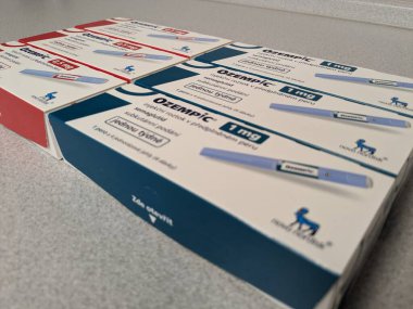Prag, Çek Cumhuriyeti-4 Ocak 2024: Ozempic kutusu. Bir kutu ozempik ilaç. Çek Cumhuriyeti 'nde diyabet tedavisi. Bir paket semaglutid. Diyabet ilacı. Bazen kilo vermek için kullanılıyor.