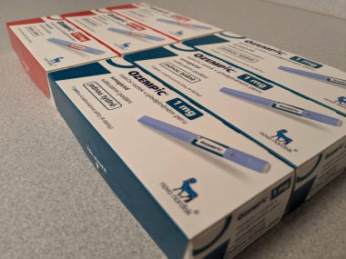 Prag, Çek Cumhuriyeti-4 Ocak 2024: Ozempic kutusu. Bir kutu ozempik ilaç. Çek Cumhuriyeti 'nde diyabet tedavisi. Bir paket semaglutid. Diyabet ilacı. Bazen kilo vermek için kullanılıyor.