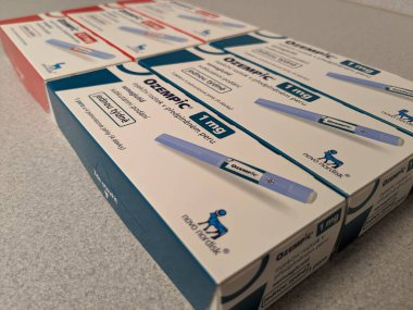 Prag, Çek Cumhuriyeti-4 Ocak 2024: Ozempic kutusu. Bir kutu ozempik ilaç. Çek Cumhuriyeti 'nde diyabet tedavisi. Bir paket semaglutid. Diyabet ilacı. Bazen kilo vermek için kullanılıyor.