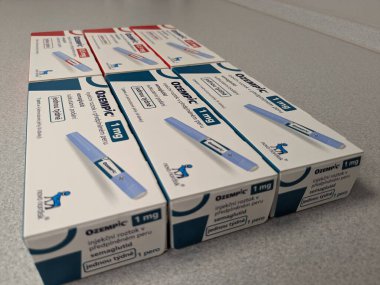 Prag, Çek Cumhuriyeti-4 Ocak 2024: Ozempic kutusu. Bir kutu ozempik ilaç. Çek Cumhuriyeti 'nde diyabet tedavisi. Bir paket semaglutid. Diyabet ilacı. Bazen kilo vermek için kullanılıyor.