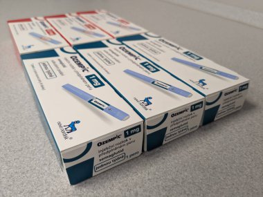 Prag, Çek Cumhuriyeti-4 Ocak 2024: Ozempic kutusu. Bir kutu ozempik ilaç. Çek Cumhuriyeti 'nde diyabet tedavisi. Bir paket semaglutid. Diyabet ilacı. Bazen kilo vermek için kullanılıyor.