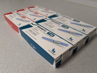 Prag, Çek Cumhuriyeti-4 Ocak 2024: Ozempic kutusu. Bir kutu ozempik ilaç. Çek Cumhuriyeti 'nde diyabet tedavisi. Bir paket semaglutid. Diyabet ilacı. Bazen kilo vermek için kullanılıyor.