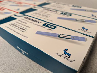 Prag, Çek Cumhuriyeti-4 Ocak 2024: Ozempic kutusu. Bir kutu ozempik ilaç. Çek Cumhuriyeti 'nde diyabet tedavisi. Bir paket semaglutid. Diyabet ilacı. Bazen kilo vermek için kullanılıyor.