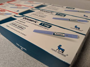 Prag, Çek Cumhuriyeti-4 Ocak 2024: Ozempic kutusu. Bir kutu ozempik ilaç. Çek Cumhuriyeti 'nde diyabet tedavisi. Bir paket semaglutid. Diyabet ilacı. Bazen kilo vermek için kullanılıyor.