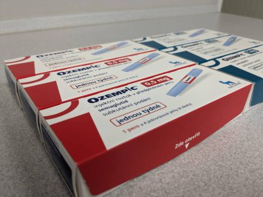 Prag, Çek Cumhuriyeti-4 Ocak 2024: Ozempic kutusu. Bir kutu ozempik ilaç. Çek Cumhuriyeti 'nde diyabet tedavisi. Bir paket semaglutid. Diyabet ilacı. Bazen kilo vermek için kullanılıyor.