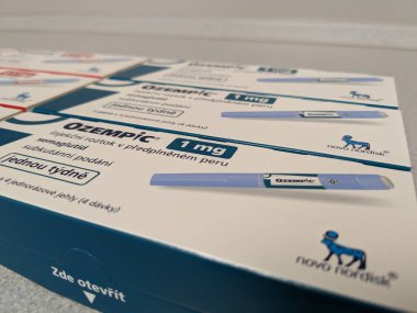Prag, Çek Cumhuriyeti-4 Ocak 2024: Ozempic kutusu. Bir kutu ozempik ilaç. Çek Cumhuriyeti 'nde diyabet tedavisi. Bir paket semaglutid. Diyabet ilacı. Bazen kilo vermek için kullanılıyor.