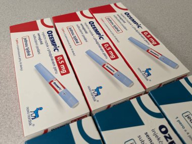 Prag, Çek Cumhuriyeti-4 Ocak 2024: Ozempic kutusu. Bir kutu ozempik ilaç. Çek Cumhuriyeti 'nde diyabet tedavisi. Bir paket semaglutid. Diyabet ilacı. Bazen kilo vermek için kullanılıyor.