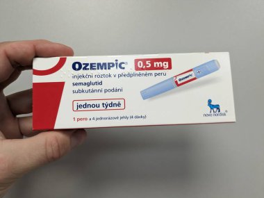 Prag, Çek Cumhuriyeti-4 Ocak 2024: Ozempic kutusu. Bir kutu ozempik ilaç. Çek Cumhuriyeti 'nde diyabet tedavisi. Bir paket semaglutid. Diyabet ilacı. Bazen kilo vermek için kullanılıyor.